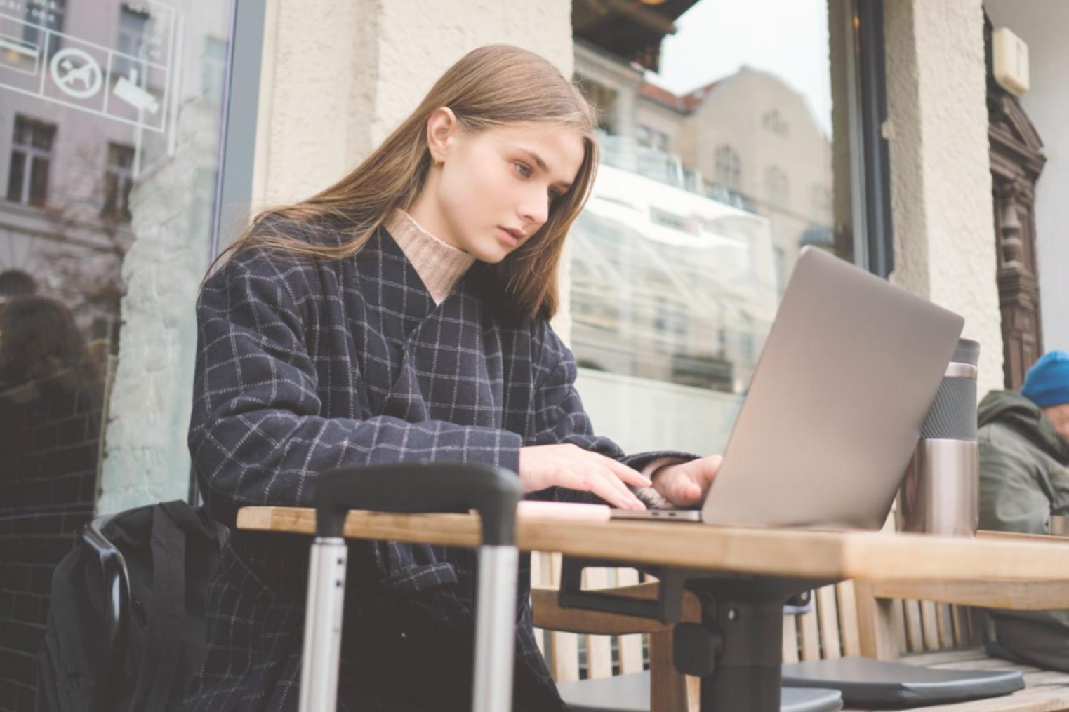 Équipe veralithos travaillant ensemble sur des solutions pédagogiques pour aider les familles à mieux comprendre l'inflation