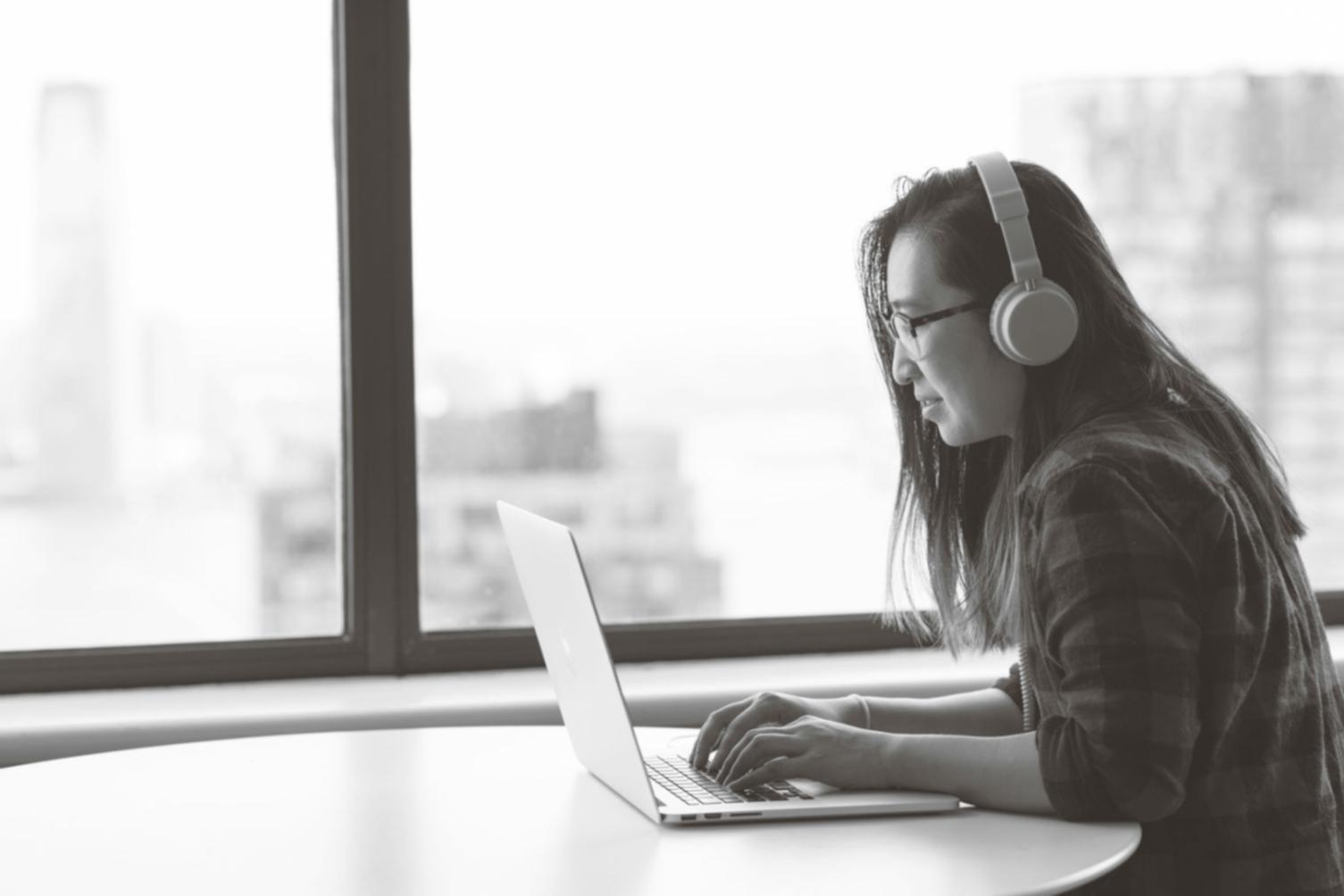 Équipe veralithos travaillant sur des analyses économiques dans un bureau lumineux